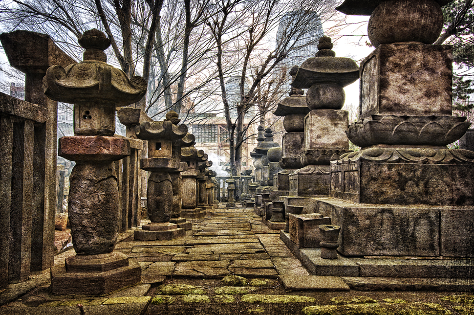 Mały cmentarz na obrzeżach miasta Japan-grave-hdrsmall